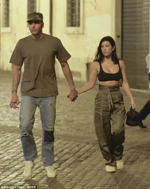 Kourt dan Younes mesra di sepanjang jalanan Roma, Italia. ( MEGA via Dailymail.co.uk)