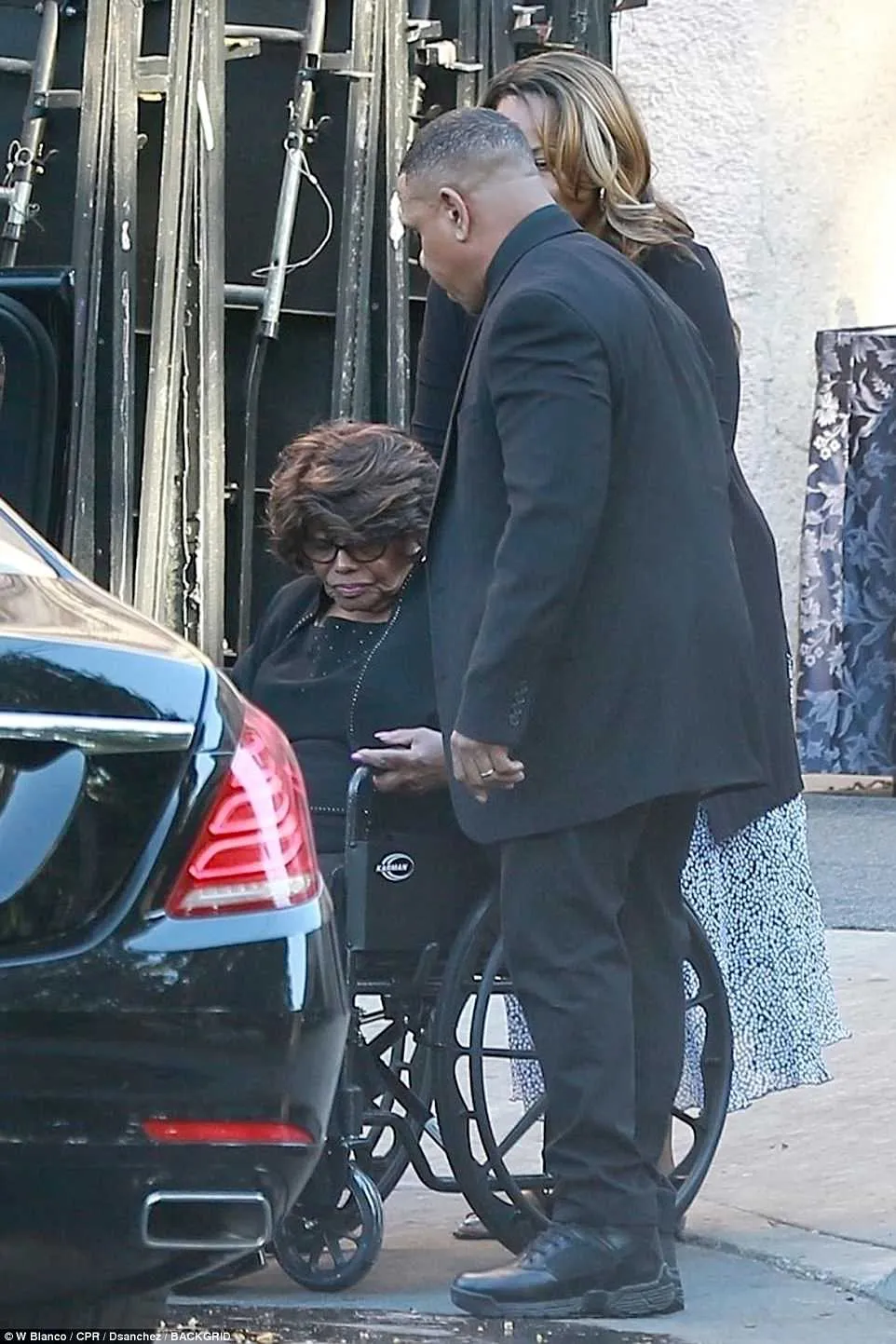 Katherine, mantan istri sekaligus ibu dari the Jacksons hadir dengan kursi roda. (BACKGRID via dailymail.co.uk)