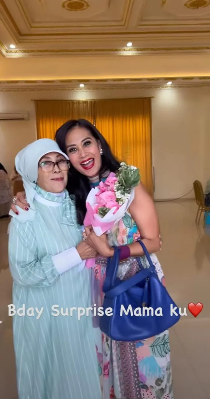 Diah Permatasari Beri Bunga sang Mama (credit: instagram/dps_diahpermatasari)