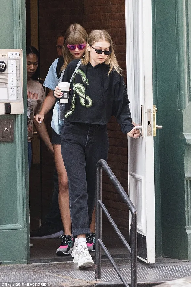 Apakah ini akan menjadi awal comeback girl squad ala Taylor? (BACKGRID via dailymail)