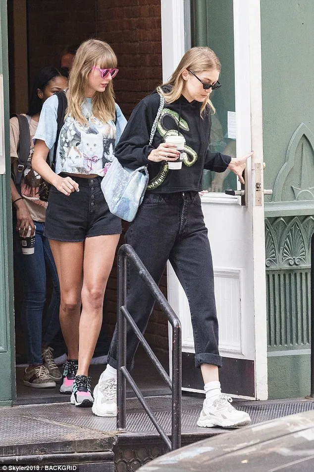 Taylor dan Gigi kembali hangout bareng. (BACKGRID via dailymail)