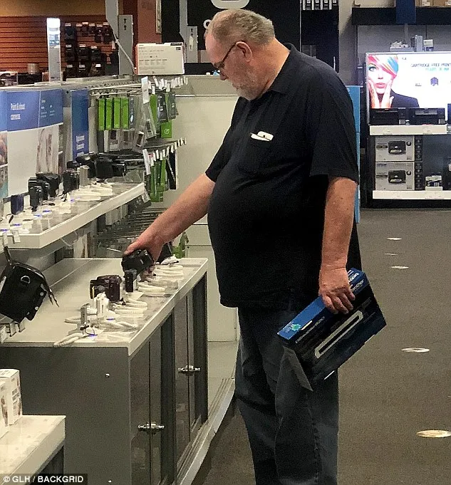 Thomas kemudian berbelanja alat eletronik untuk temanya. (BACKGRID via dailymail)