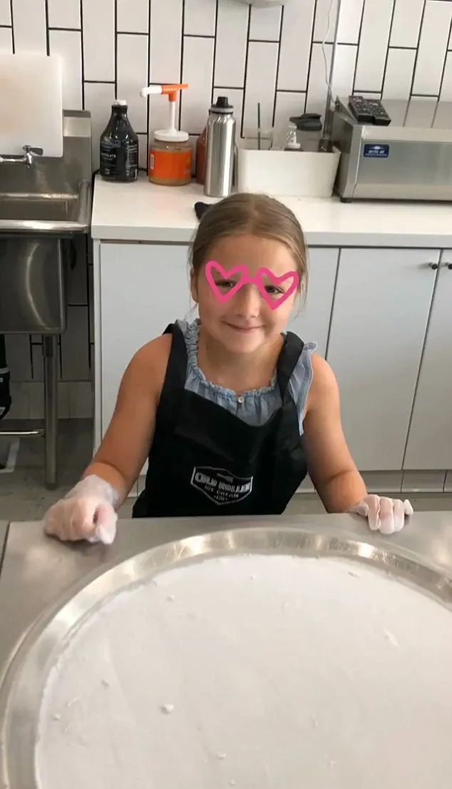 Si bungsu Harper tak kalah bersemangat membuat ice cream roll. (instagram.com/davidbeckham)