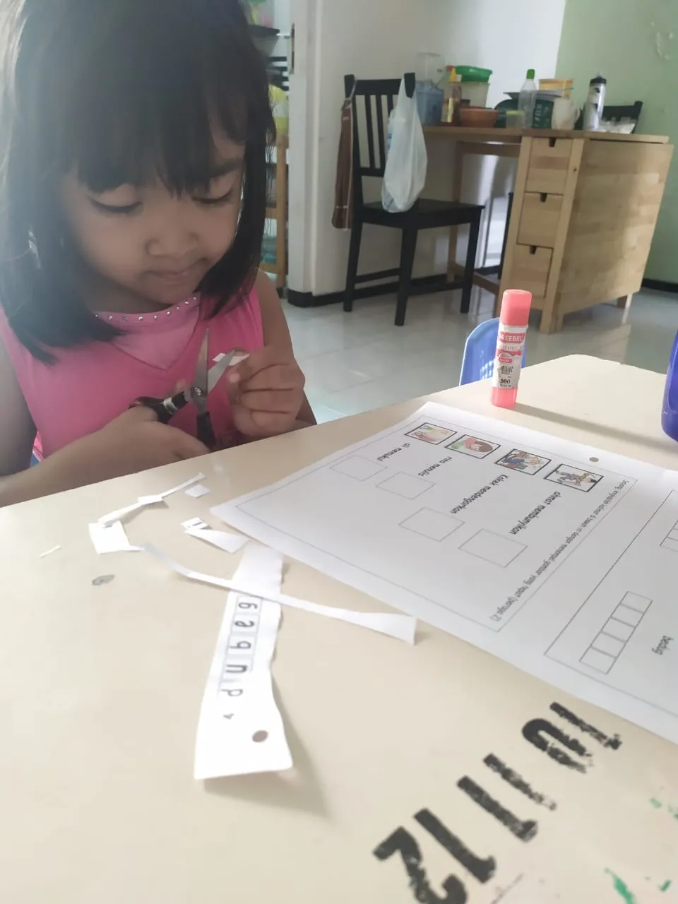 Naya mengerjakan tugas dari sekolah didampingi sang mama ?aretha Norma