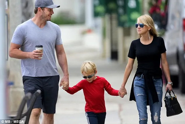 Meski sama-sama telah memiliki hubungan baru, Chris dan Anna tetap akur. (MEGA via US Magz)