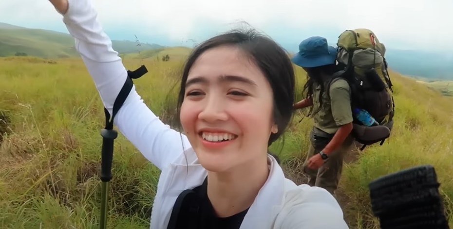 8 Potret Febby Rastanty Pertama Kali Mendaki Gunung Rinjani Lewati 7