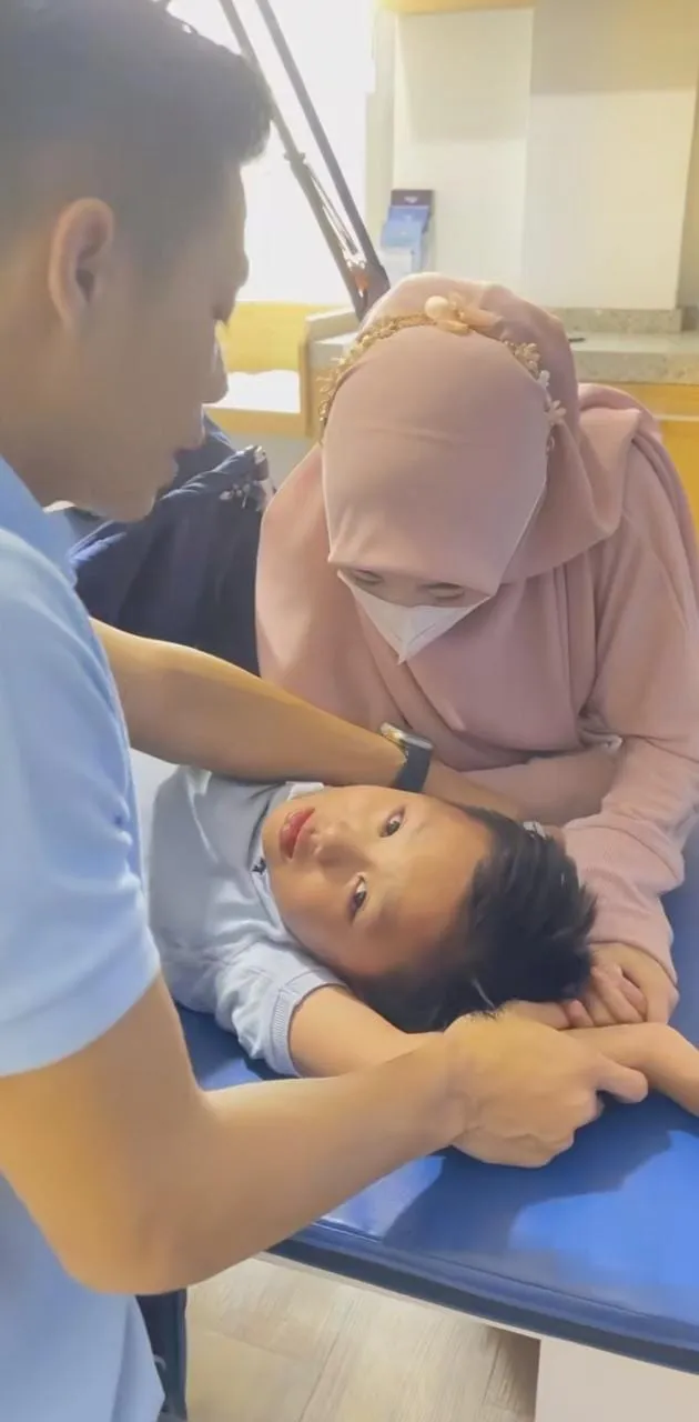 Ikram Rosadi suami Larissa Chou Selalu Temani Yusuf (credit: instagram/larissachou)