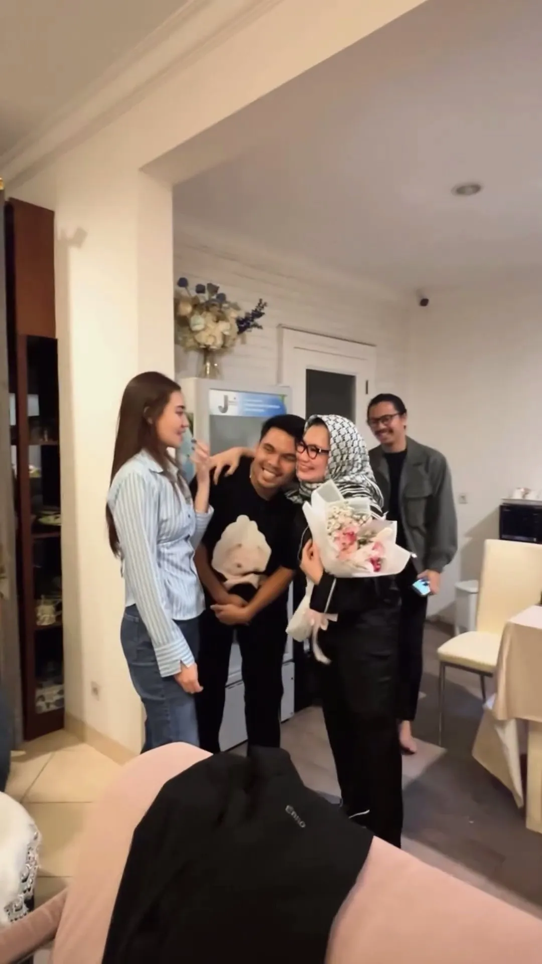 Potret Thariq Halilintar, beri kejutan ulang tahun Reza Artamevia (credit: Instagram.com/thariqhalilintar/)