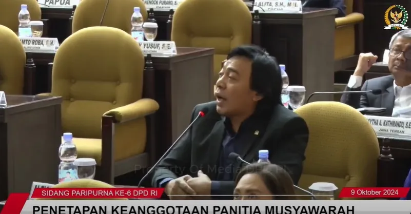 Potret Komeng sampaikan protes usai mendapat tugas di bidang pertanian (credit: Youtube.com/DPD RI)