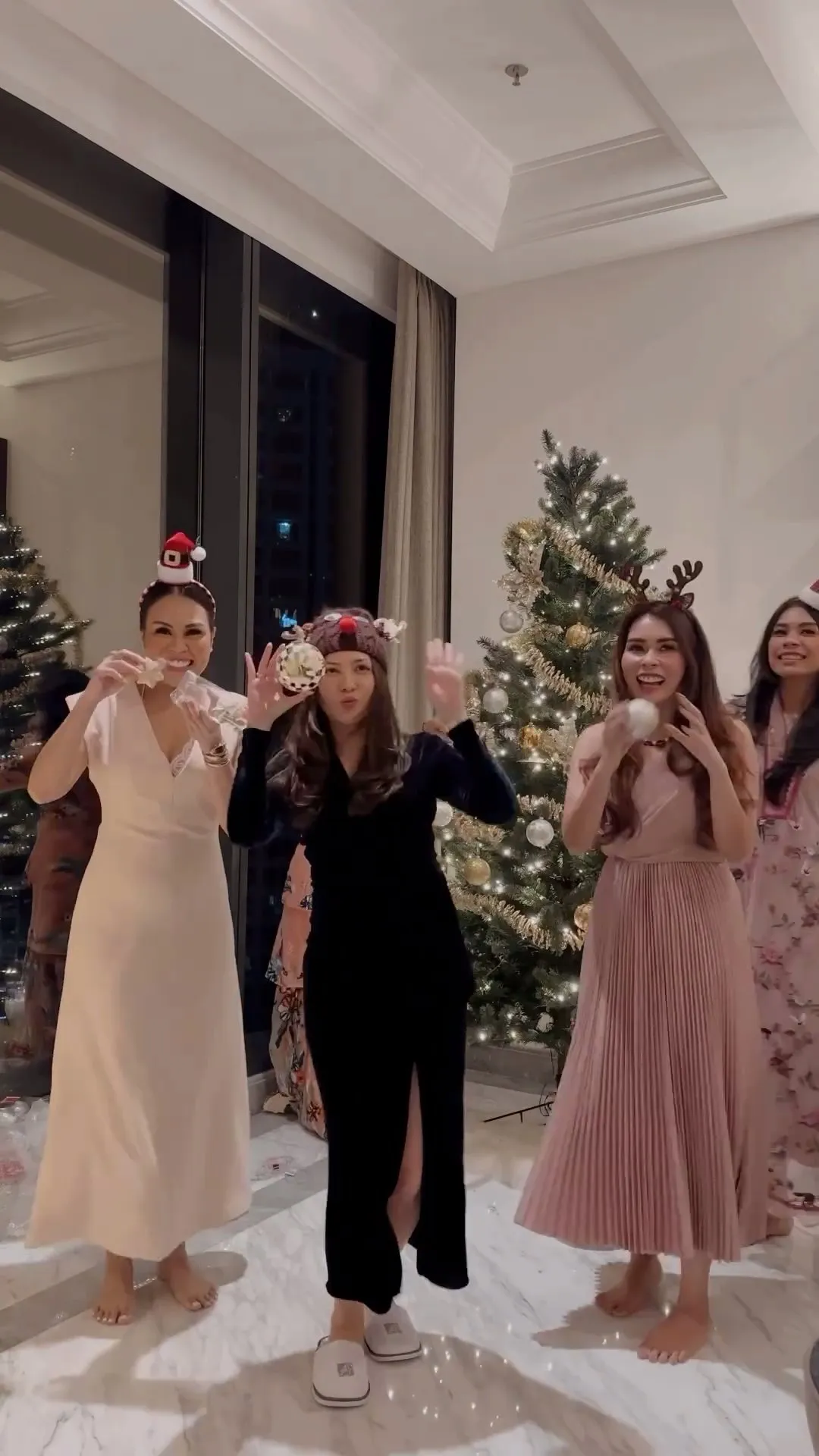 Potret Jessica Mila asyik menari bareng ipar sata hias pohon Natal (credit: Instagram.com/jscmila/)