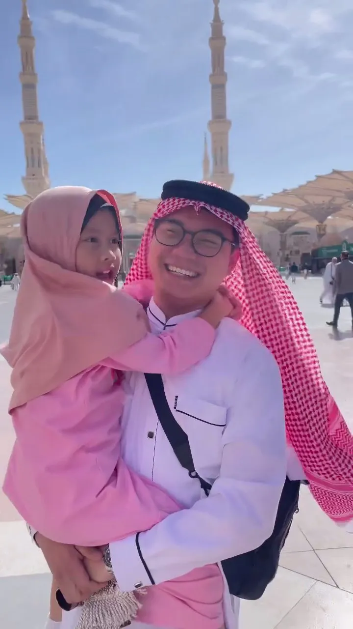 Potret gemas anak  Acha Septriasa saat digendong sang ayah (credit: Instagram.com/septriasaacha)