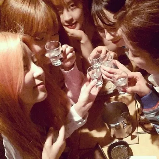 4minute menikmati Soju bersama foto via Instagram HyunA