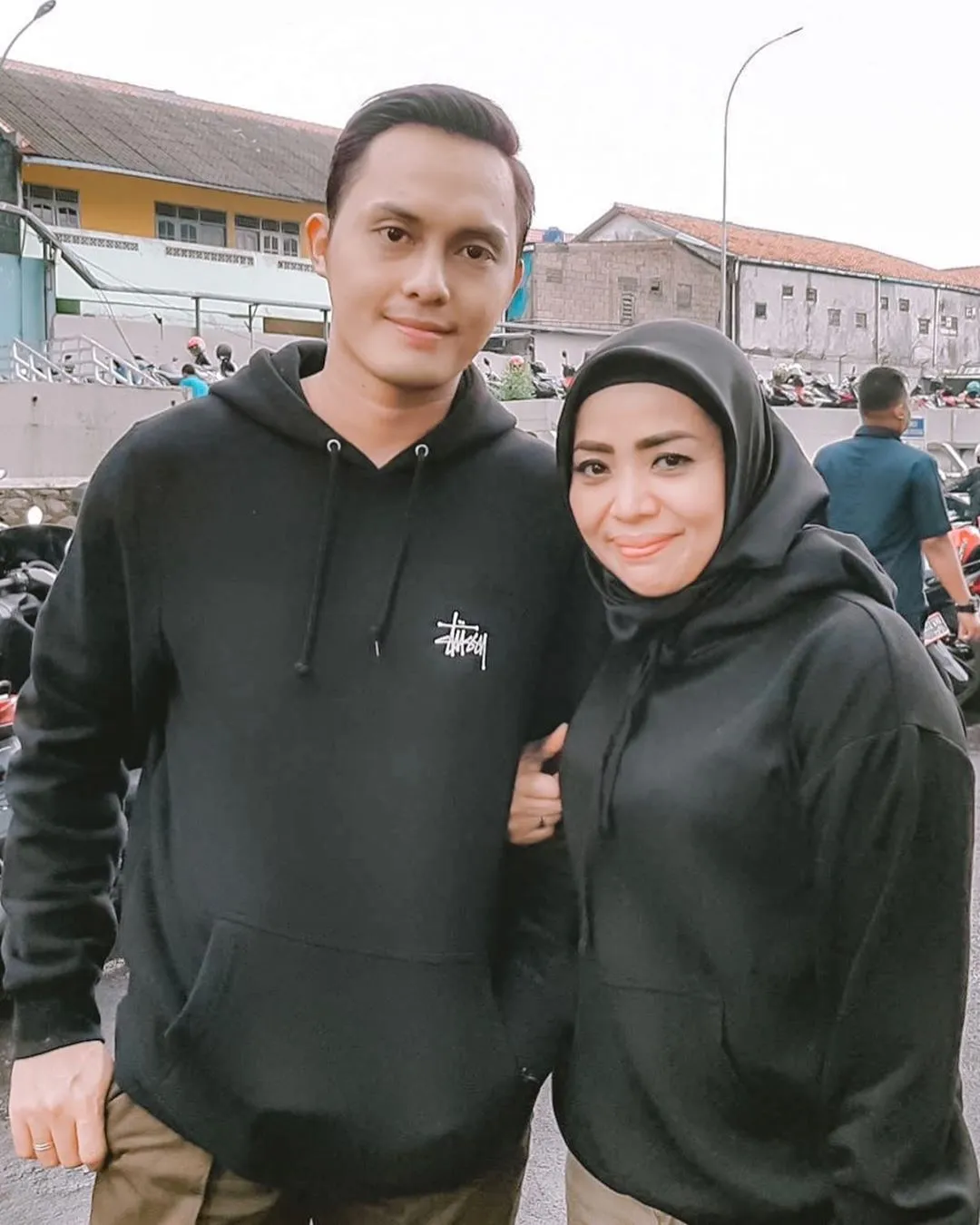 Kenakan Hoodie Couple