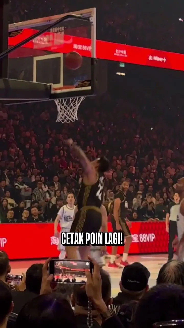 Momen Denny Sumargo cetak poin (credit: Instagram.com/nbaindonesia)