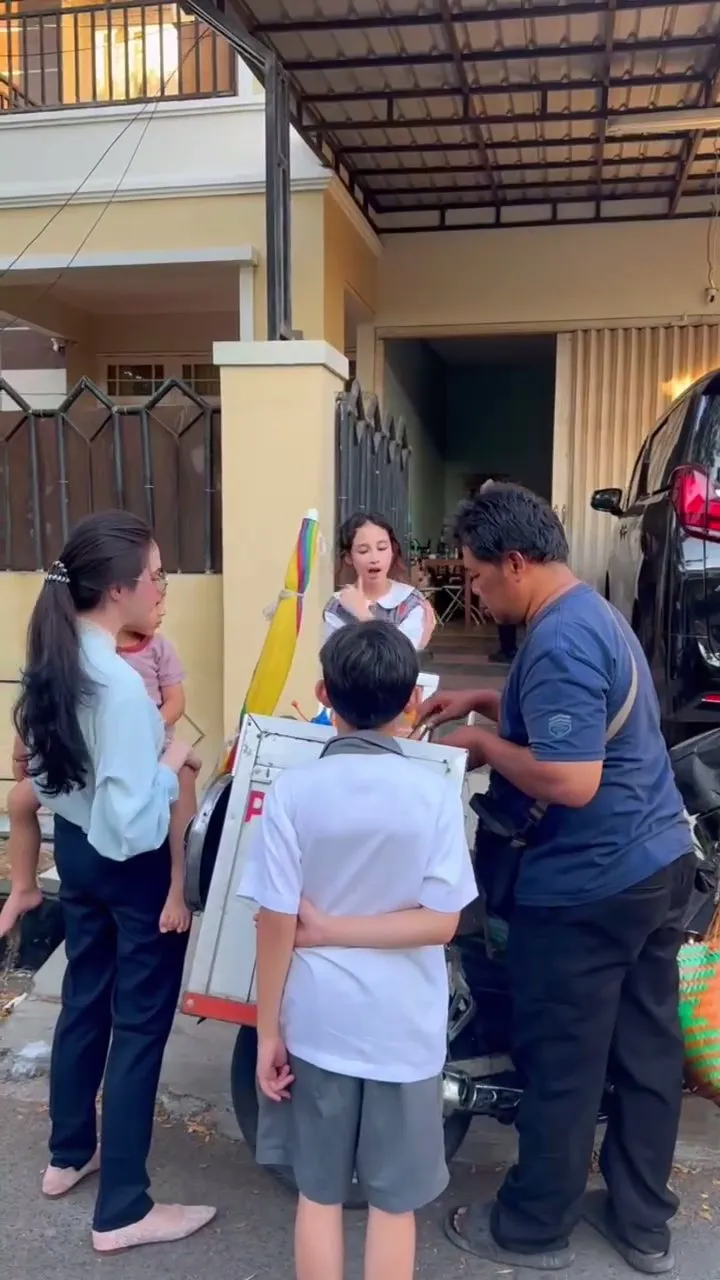 Potret anak-anak Arumi Bachsin jajan bakso (credit: Instagram.com/arumibachsin_94/)
