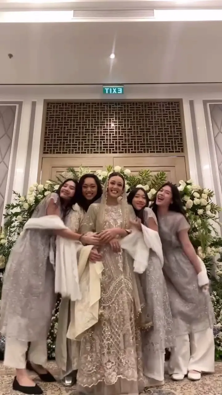 Potret bahagia keluarga Tora Sudiro di pengajian pernikahan Nabila Sudiro (credit: Instagram.com/t_orasudi_ro)