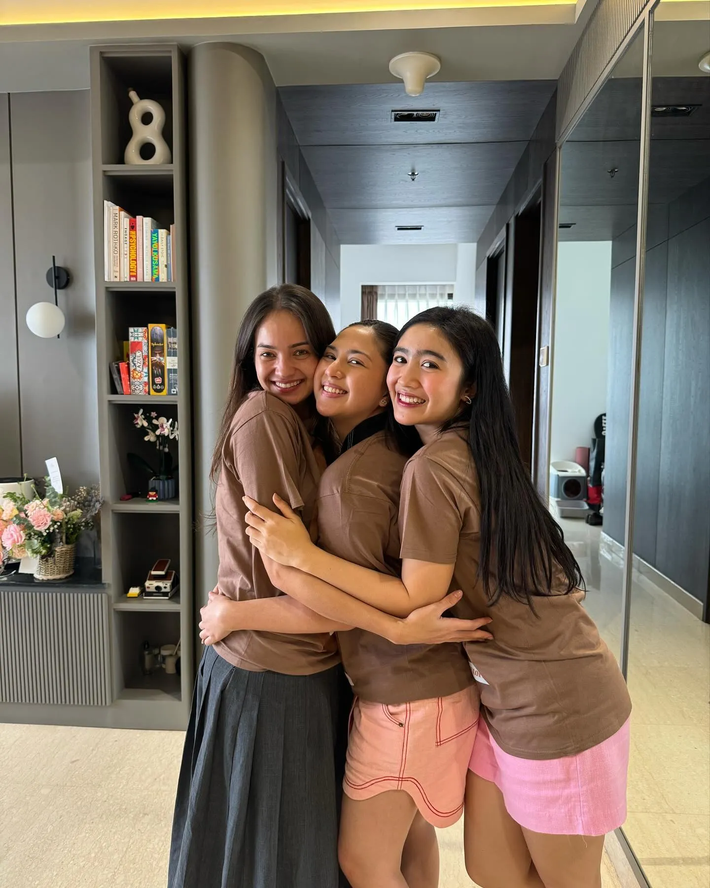Penampilan kompak  Enzy Storia dan sahabat (credit: Instagram.com/enzystoria/)