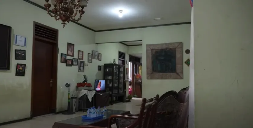 Potret rumah kakek dan nenek Adinia Wirasti tampak sederhana (credit: Youtube.com/Sara Wijayanto)