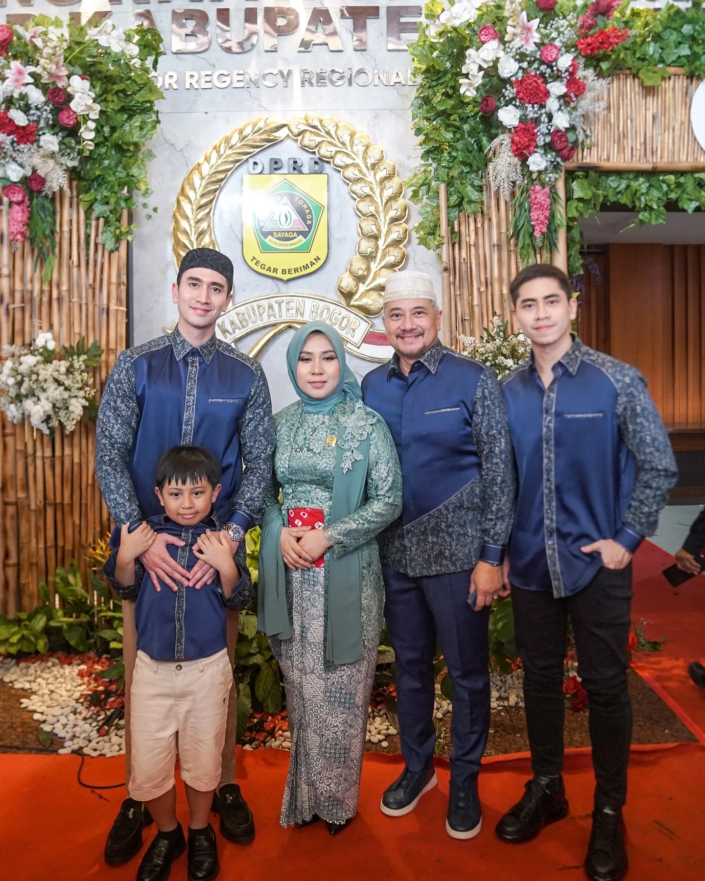 Potret pelantikan ibu sambung Verrell Bramasta dihadiri anak sambung (credit: Instagram.com/nyaisarni2/)