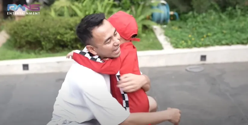 Potret Rayyanza peluk sang ayah usai mendapat kado (credit: Youtube.com/Rans Entertainment)