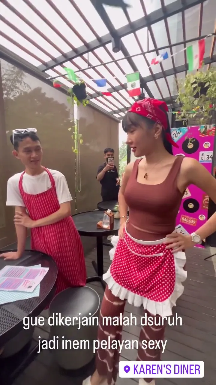 Menjiwai Banget Jadi Waiters Karen's Diner