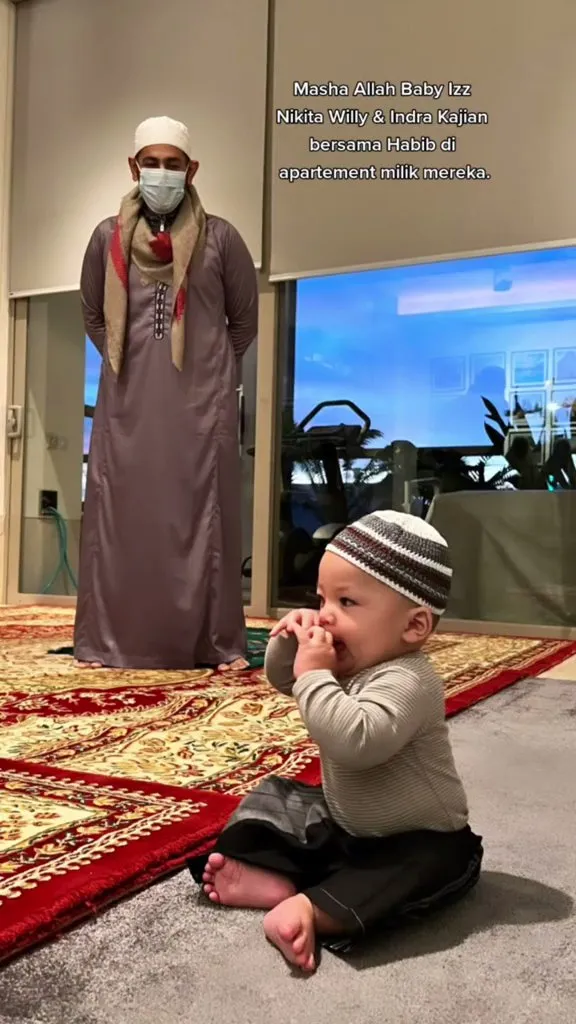 Gemasnya Baby Izz Pakai Peci