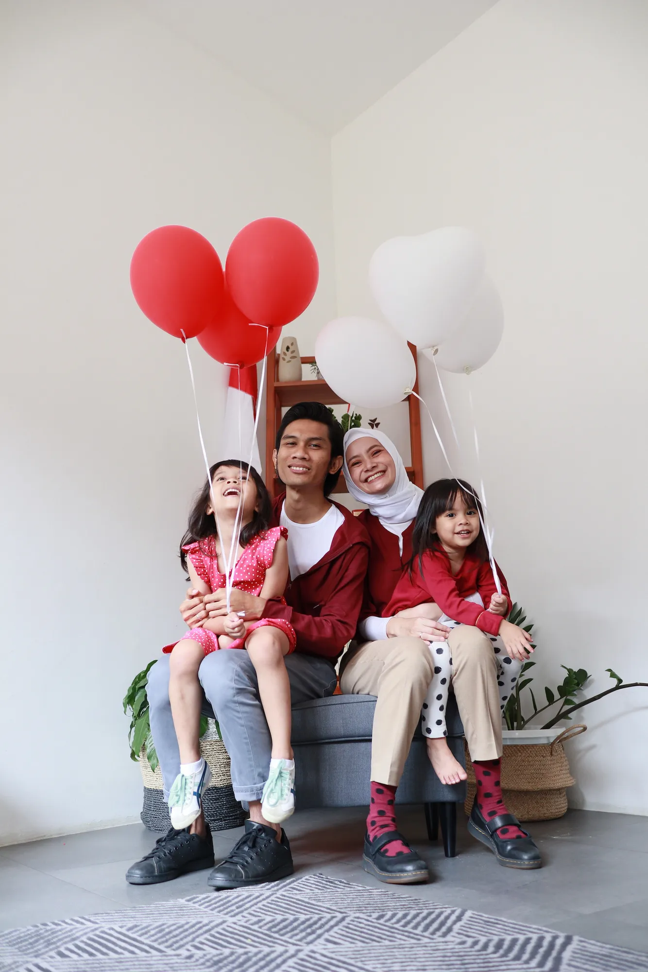 Keluarga kecil nan bahagia Trian dan Dhatu / Credit: Dokumentasi Pribadi