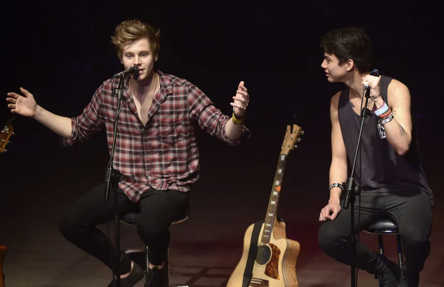 5 Seconds of Sumemr luncurkan theme song untuk Piala Dunia 2014 berjudul Hearts Upon Our Sleeves