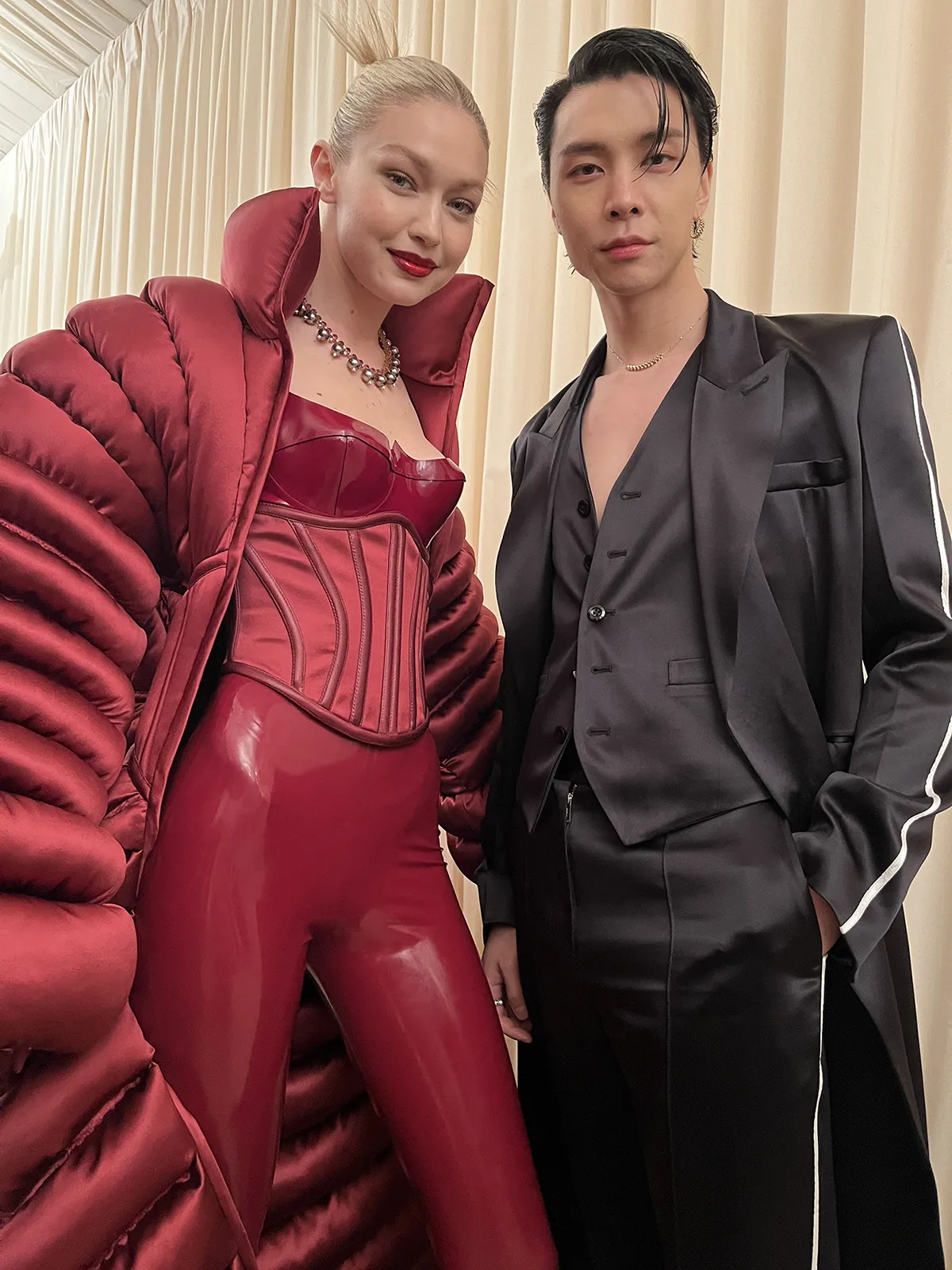 Gigi Hadid dan Johnny NCT di MET GALA credit: SM Entertainment