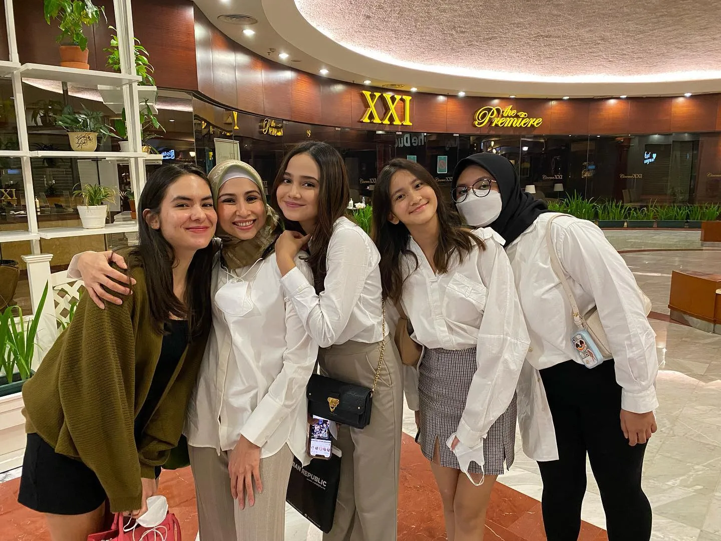 Sempatkan Hangout Bareng