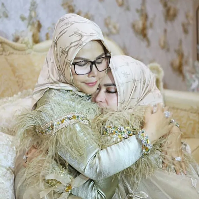 Syahrini bersama ibunya © instagram.com/princessyahrini