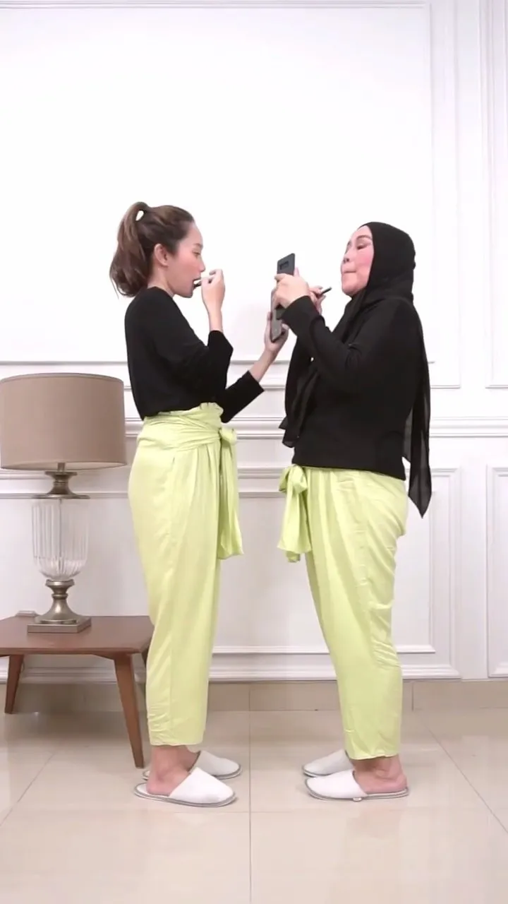 (credit: Instagram.com/dewiyullofficial/)