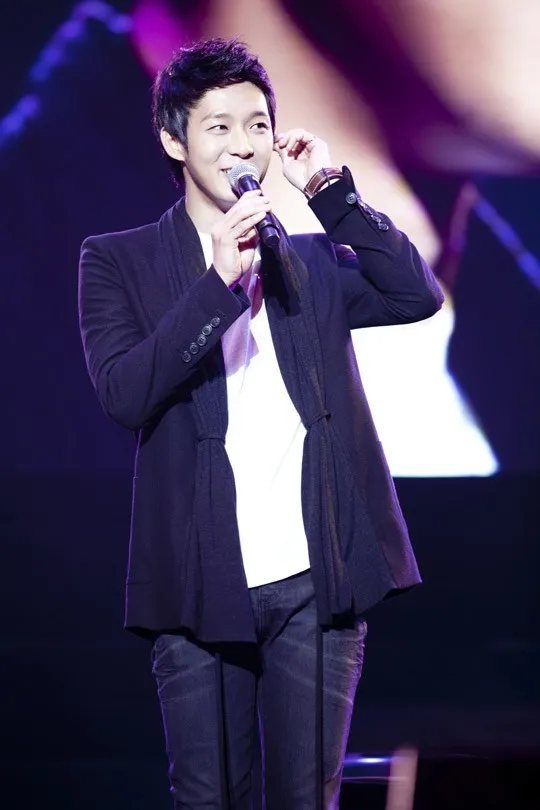 Popularitas tinggi membuat pihak Honam TV mengirimkan jet pribadi untuk Yoochun JYJ ©kpopstarz.com