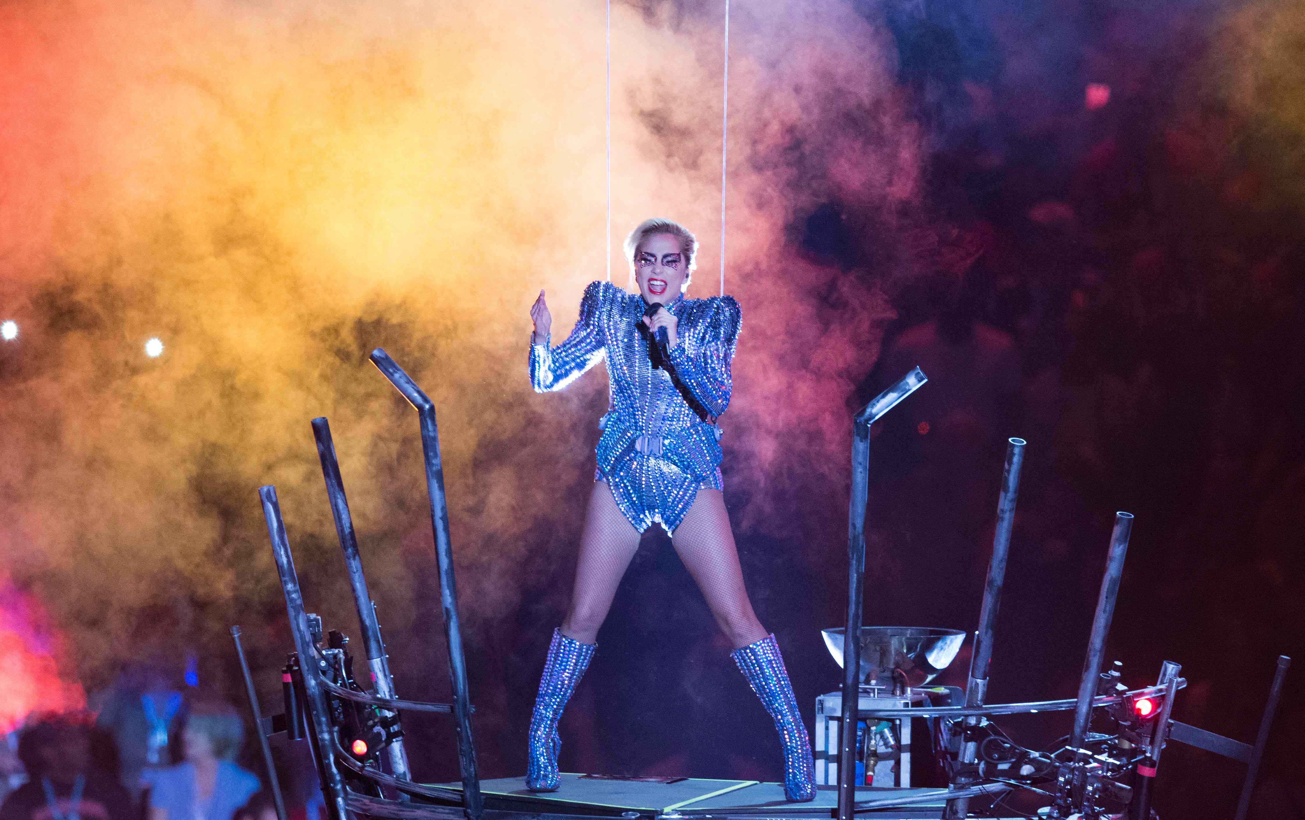 Lady Gaga saat nyanyikan lagu Poker Face di halftime Super Bowl © AFP