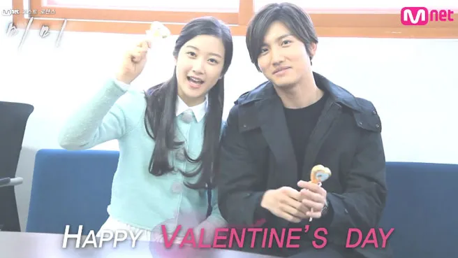 Moon Ga Young saat memberikan colkat valentine pada Changmin TVXQ @mwave.interest.me