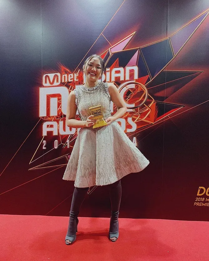 Marion Jola saat raih Best New Asian Artist Indonesia di MAMA 2018 (credit: instagram.com/lalamarionmj)