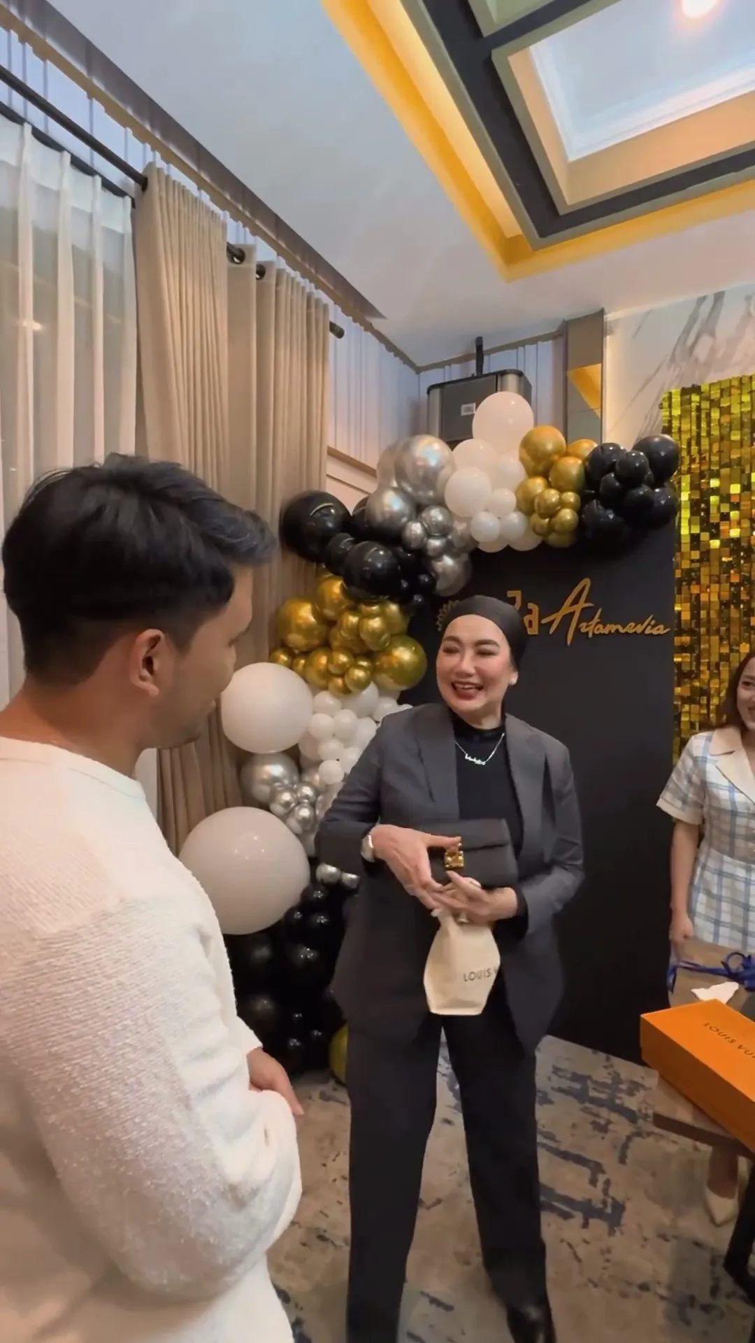 Potret Thariq Halilintar beri kado mewah calon mertua (credit: Instagram.com/thariqhalilintar/)