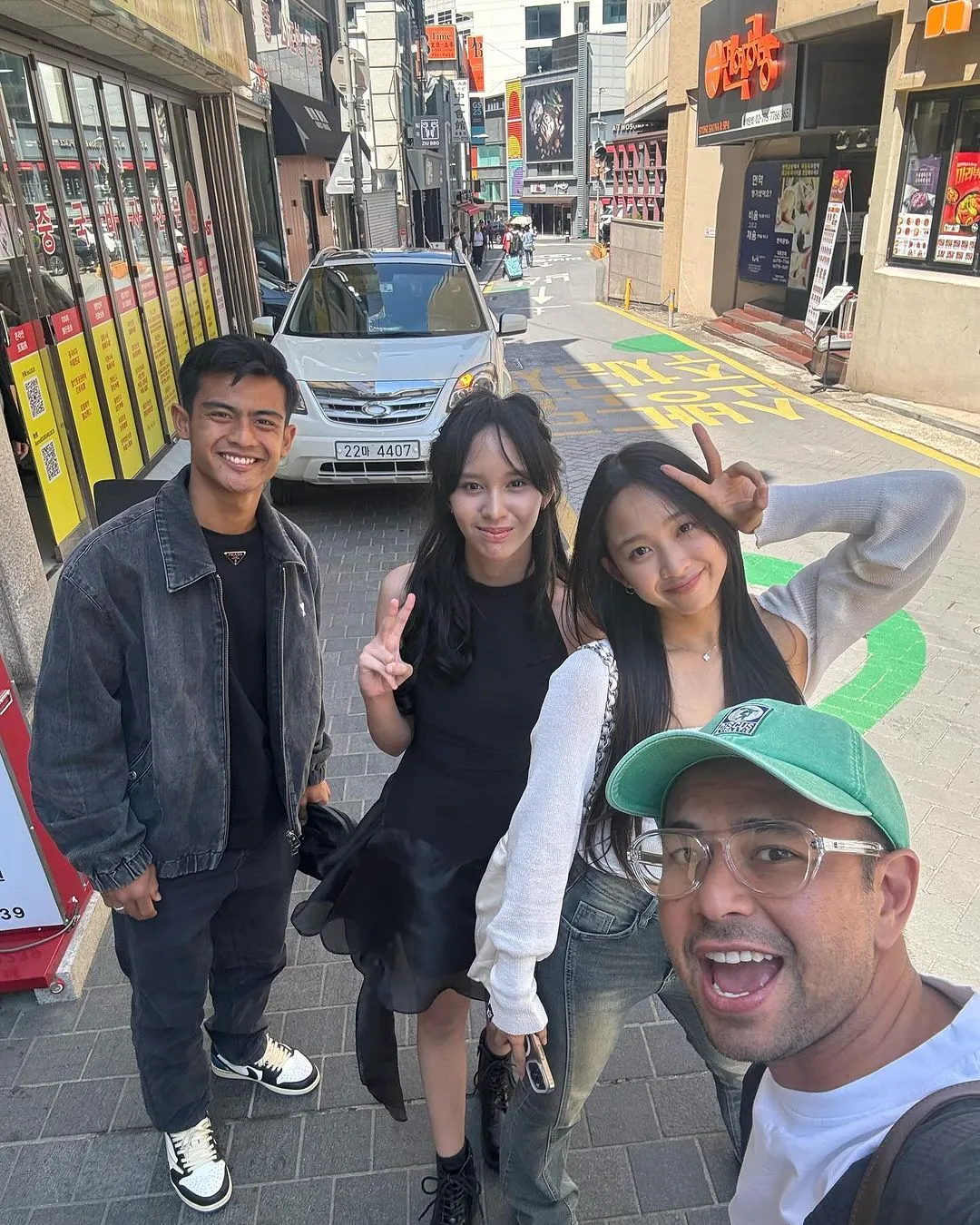 Potret keseruan liburan Dita Karang dan Pratama Arhan bareng rekan selebriti (credit: Instagram.com/raffinagita1717/)