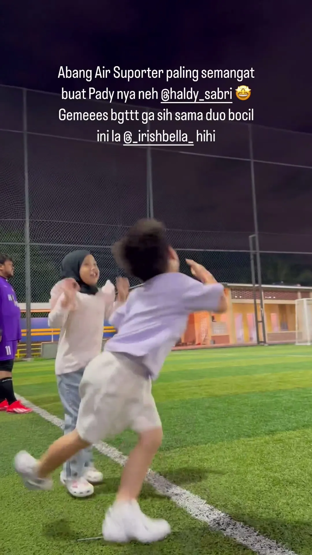 Potret Air Rumi support Haldy Sabri bertanding bola (credit: Instagram.com/_irishbella_/)