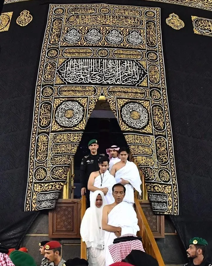 Keluarga Jokowi Masuk ke Dalam Kabah © Instagram @Jokowi