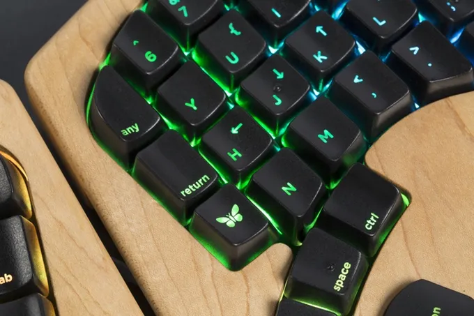 Keyboard ini juga punya lampu LED dan terbuat dari papan kayu karena lebih nyaman untuk pergelangan tangan © kickstarter.com