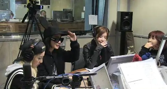 2NE1 saat menghadiri salah satu segmen di program SBS Power FM pada Kamis (5/12) ©soompi.com