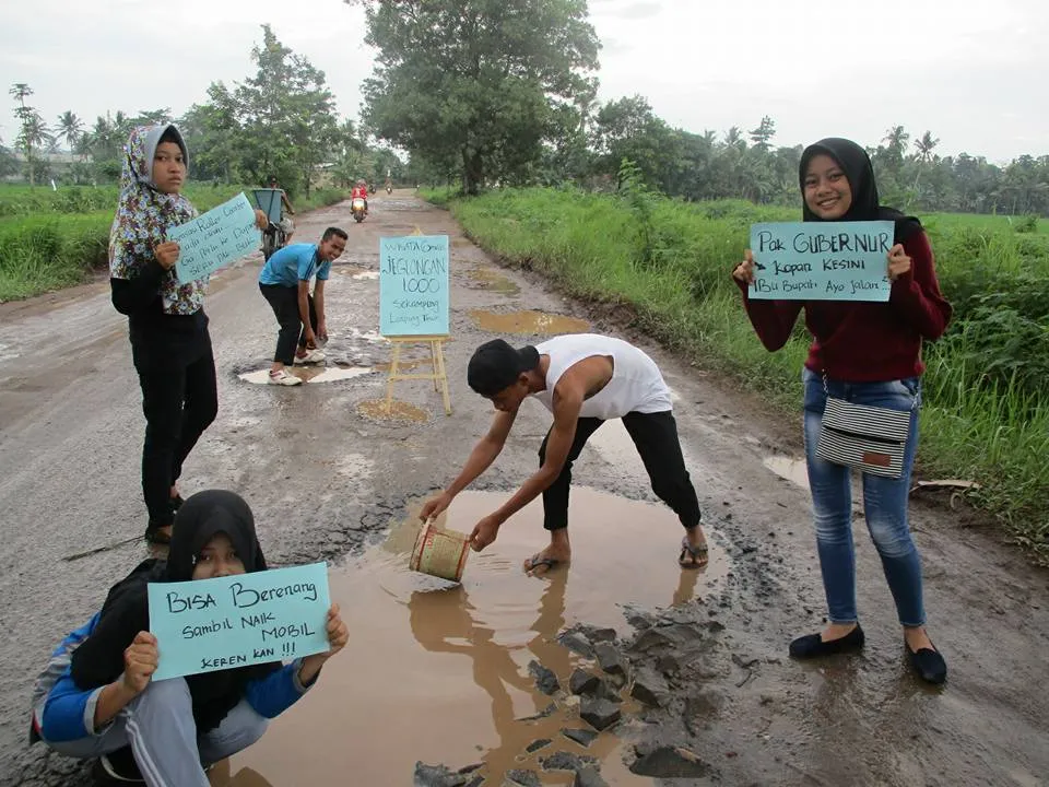Aksi Repost ini jadi viral dan membuka mata pemerintah bahwa terdapat infrastruktur jalan yang rusak parah di daerah © brilio.net