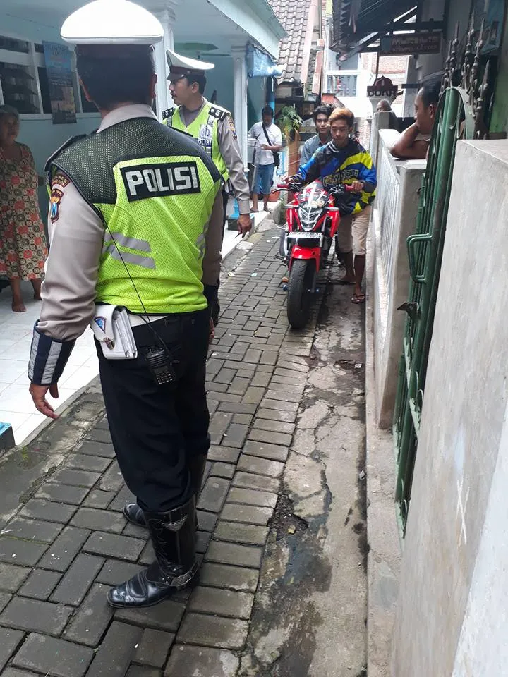 Pelanggar lalu lintas ini dikejar oleh polisi hingga ke gang sempit karena tak pakai helm © Facebook.com/Piqos Pick Up