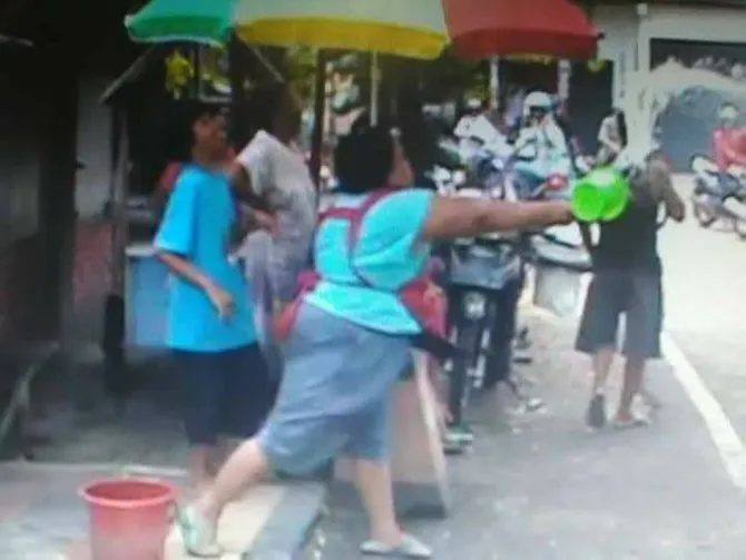 Aksi ibu-ibu ini muncul akibat rasa terganggu oleh kebisingan yang ditimbulkan peserta konvoi © Facebook.com/Komunitas Paguyuban Madiun