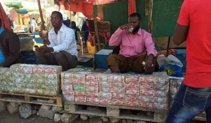 Inflasi yang sangat tinggi hingga membuat Shiling Somalia tak lagi berharga disebabkan oleh tidak adanya otoritas moneter © Planet Merdeka