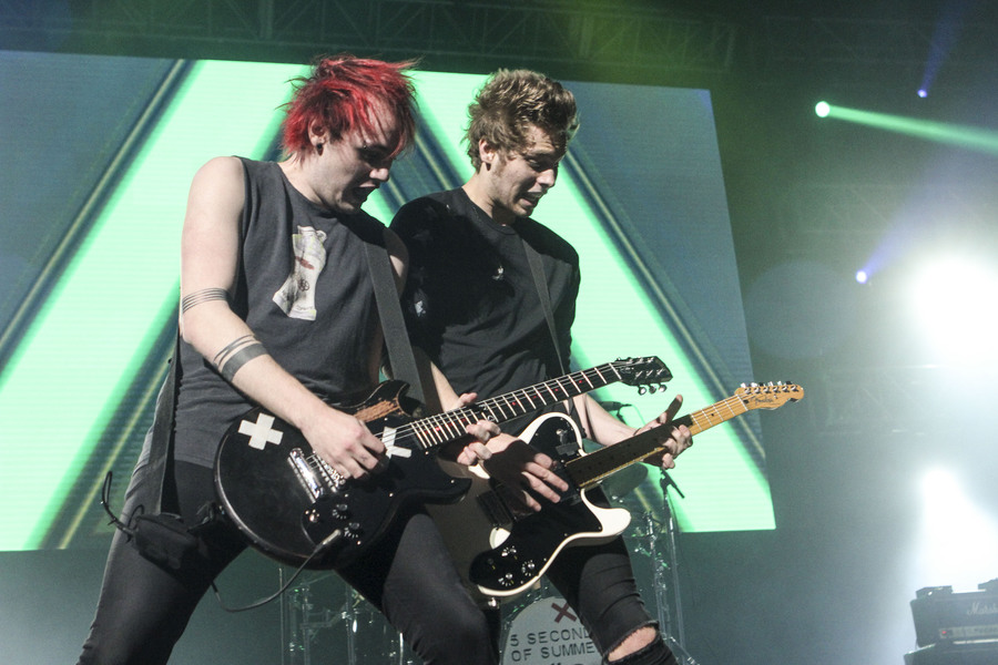 Saat Callum dan Michael saling beradu gitar. Keren siapa? © SPLASH