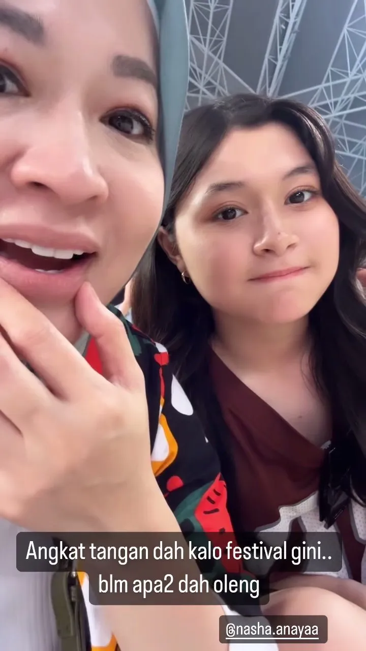 Potret Okie Agustina akui oleng saat nonton konser (credit: Instagram.com/okieagustina_)