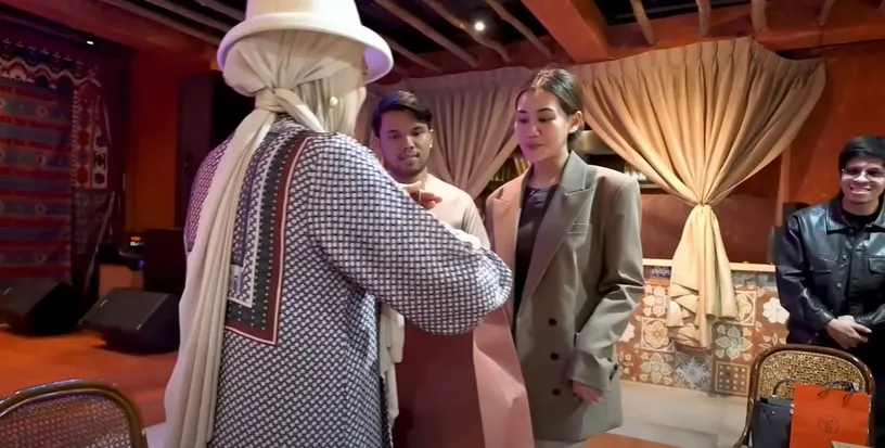 Potret Aaliyah Massaid beri kado ibu mertua (credit: Youtube.com/GEN HALILINTAR)