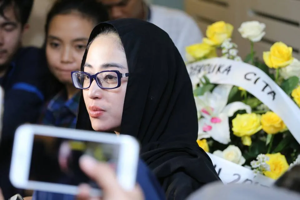 Sebagai bentuk kepedulian, Dewi Perssik akan berusaha menemani Ibunda Jupe hingga kondisi psikologisnya agak membaik © KapanLagi.com/Nuzulur Rakhmah